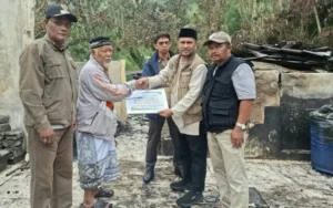 Baitul Mal Salurkan Rp2,5 Juta untuk Korban Kebakaran di Kelupak Mata